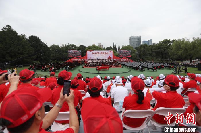 庆祝中国共产党成立100周年🔮,百架钢琴大型户外交响合唱音乐会在上海举行🫡。 张亨伟 摄