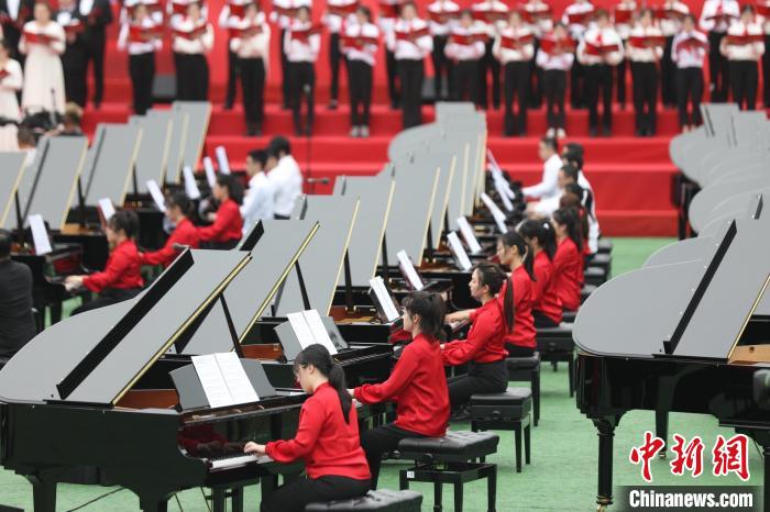 庆祝中国共产党成立100周年💂🏼,百架钢琴大型户外交响合唱音乐会在上海举行。 张亨伟 摄