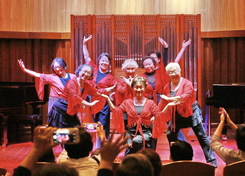 意昂5退休教职工舞蹈兴趣小组表演《相逢是首歌》